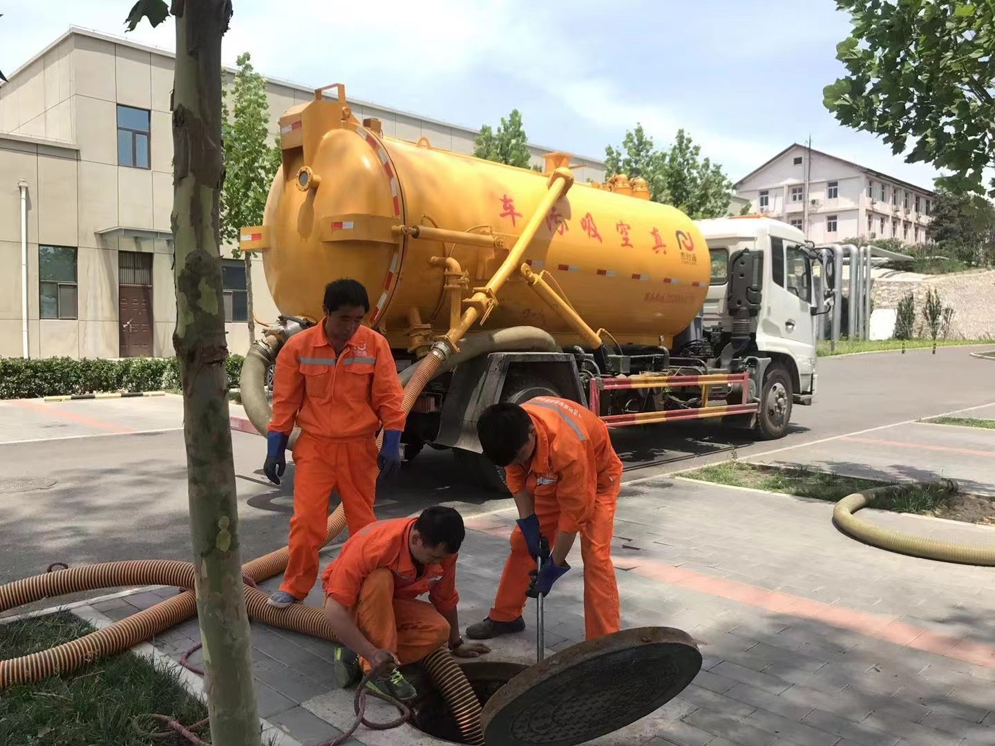 东坡管道疏通车停在窨井附近