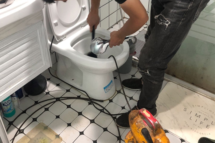 东坡马桶堵塞自己疏通还是找师傅？专业上门服务让你省时更省心